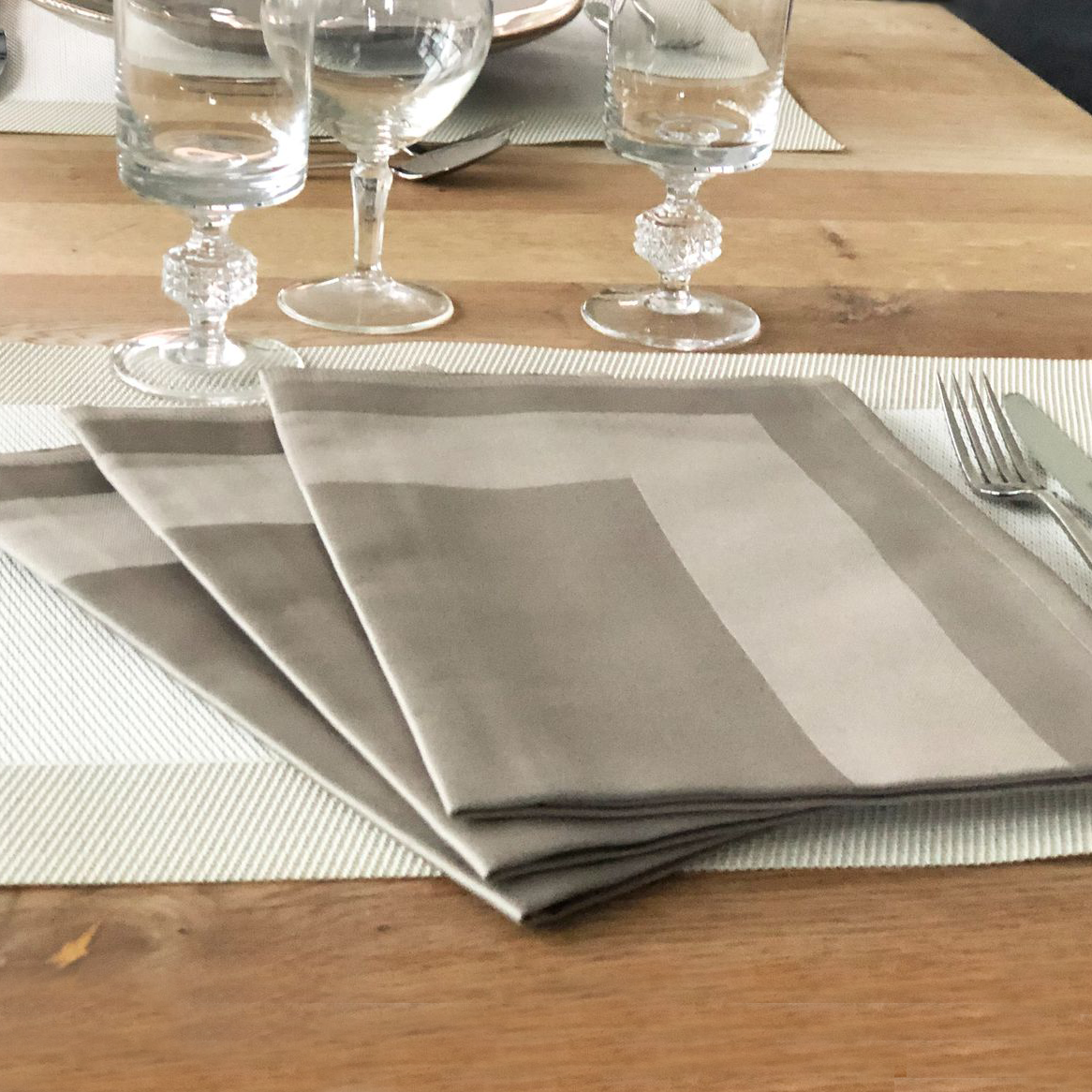 Stoffserviette Padua taupe helbraun mit Atlasstreifen Stoffserviette Padua taupe helbraun mit Atlasstreifen