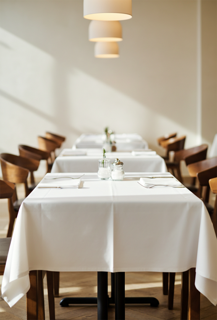 Restaurant-Tische hintereinander gestellt Restaurant-Tische hintereinander gestellt
